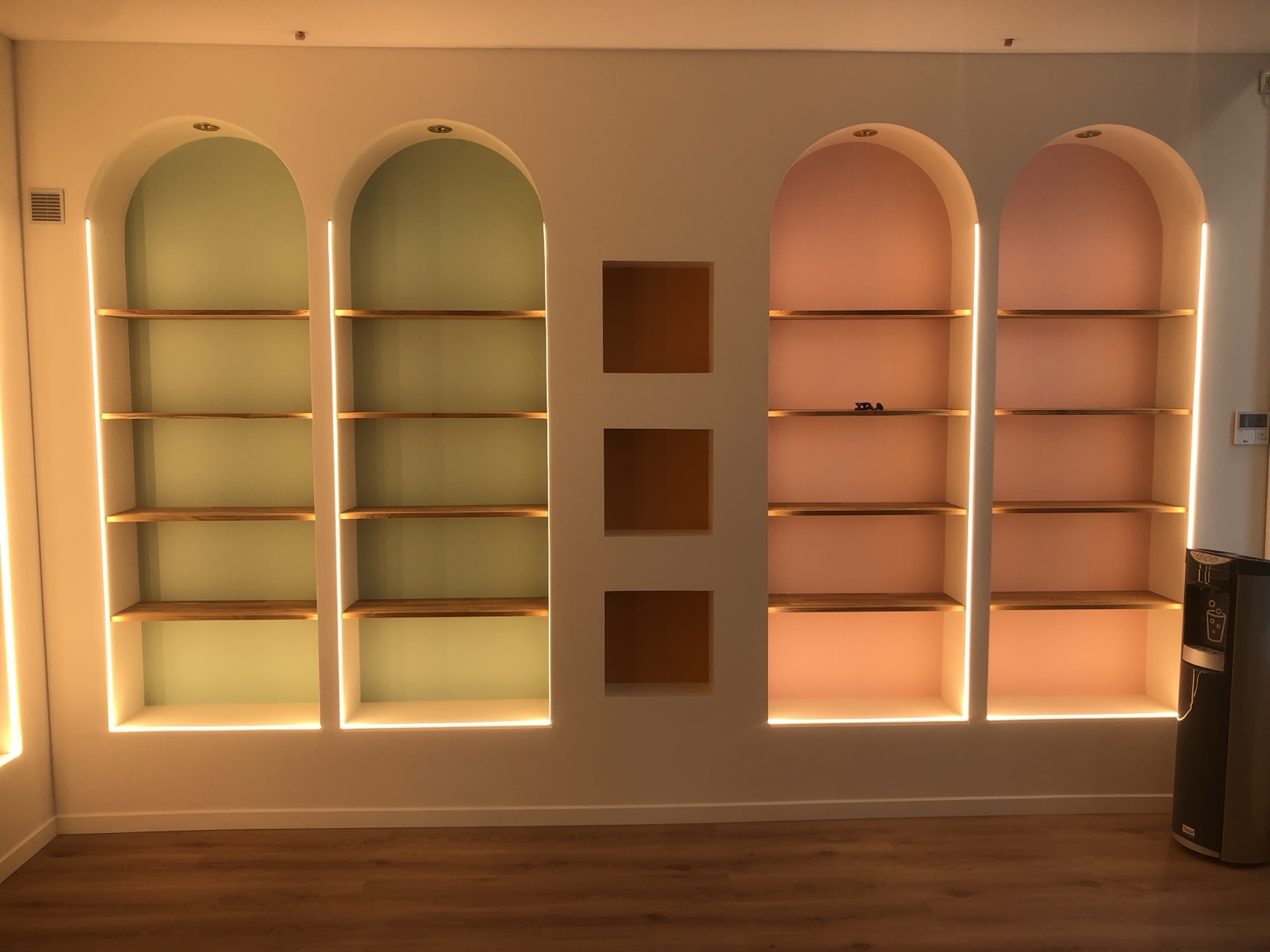 Arcades colorées avec étagères et lignes lumineuses