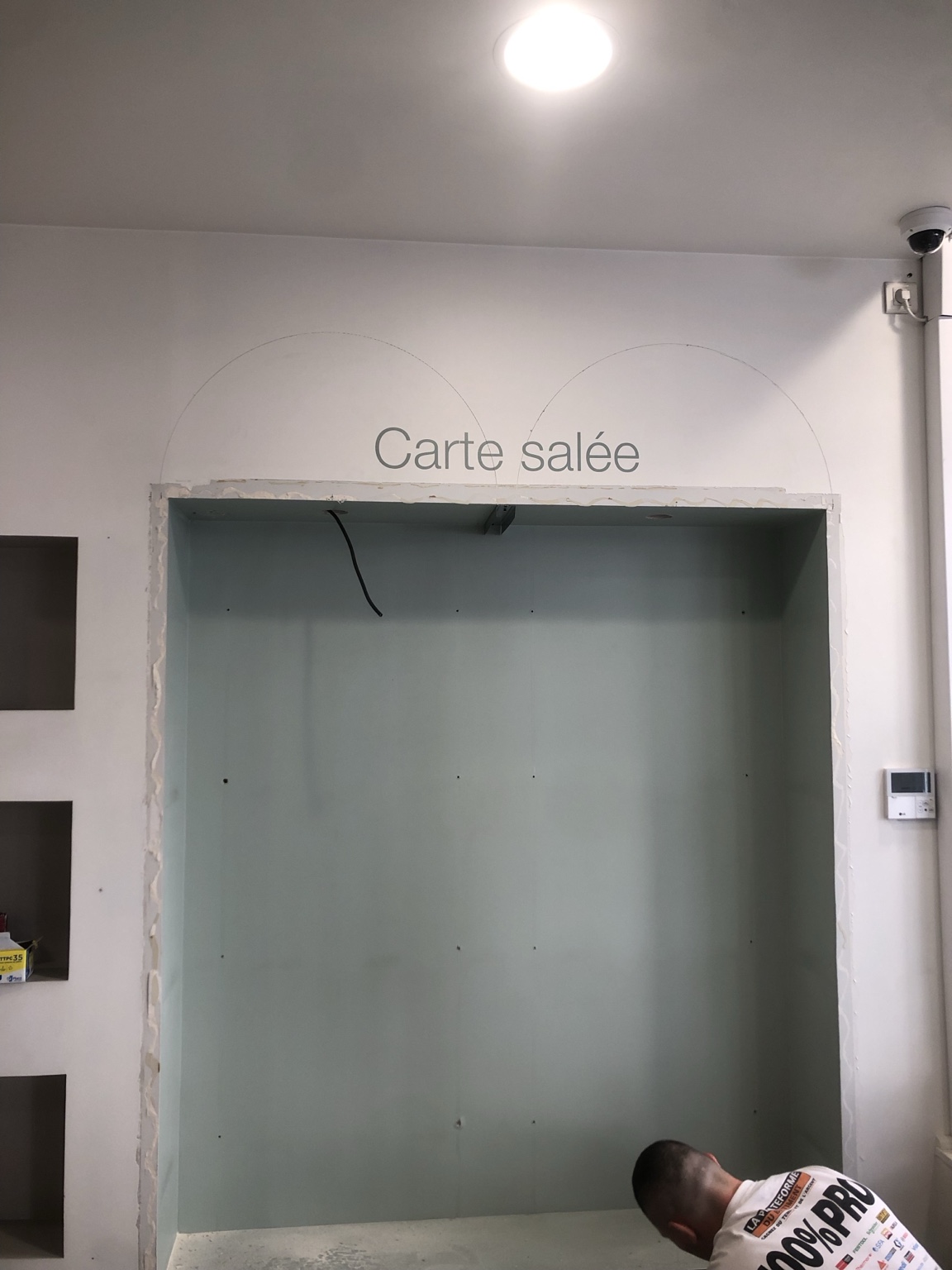 Finition d’une arche avant la pose des étagères